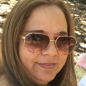 Meet your Posher, Yanet